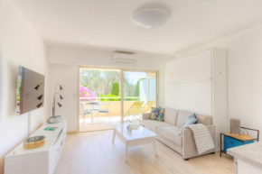 Private air-conditioned studio with furnished terrace in a quiet area, Juan-Les-Pins